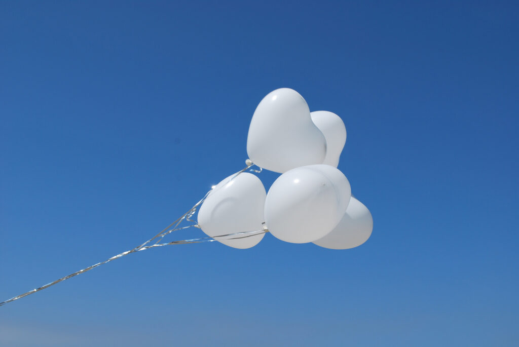 Ballonnen tegen een blauwe lucht