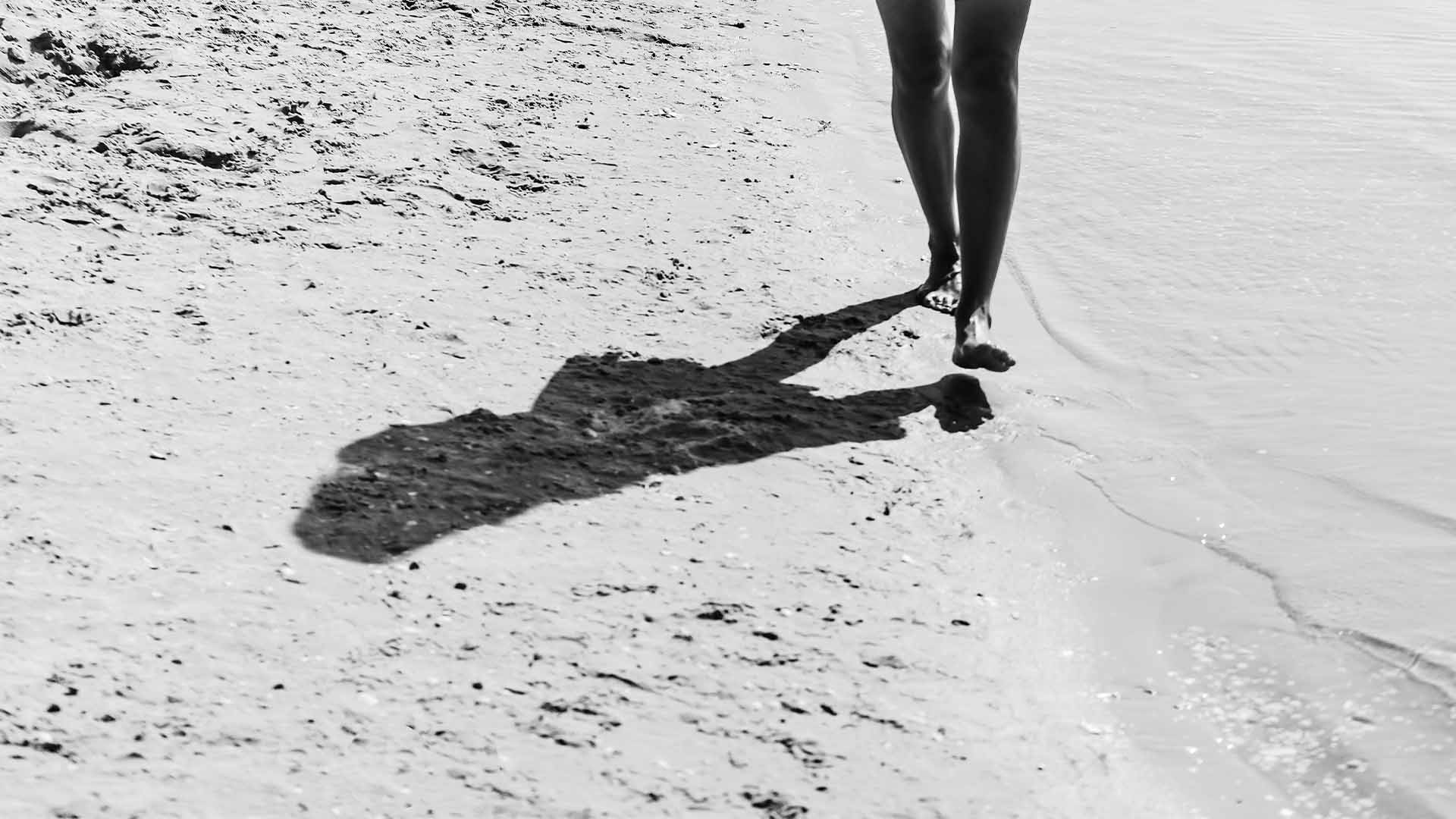Voeten lopend op een strand